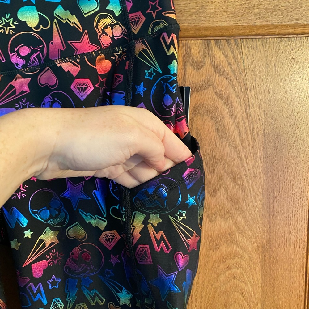 NWT torrid active rainbow skull high rise crop legging, hearts, stars, 1X - Picture 8 of 16
